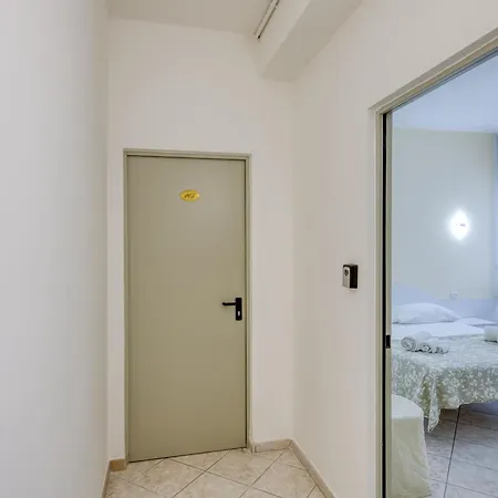 Almaredamarra A 50 M Dalla Sabbiosa E 200 M Dal Centro Pensión Torre San Giovanni