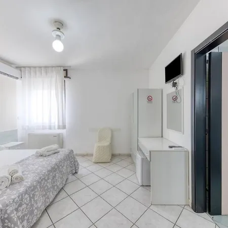 Almaredamarra A 50 M Dalla Sabbiosa E 200 M Dal Centro Pensión Torre San Giovanni